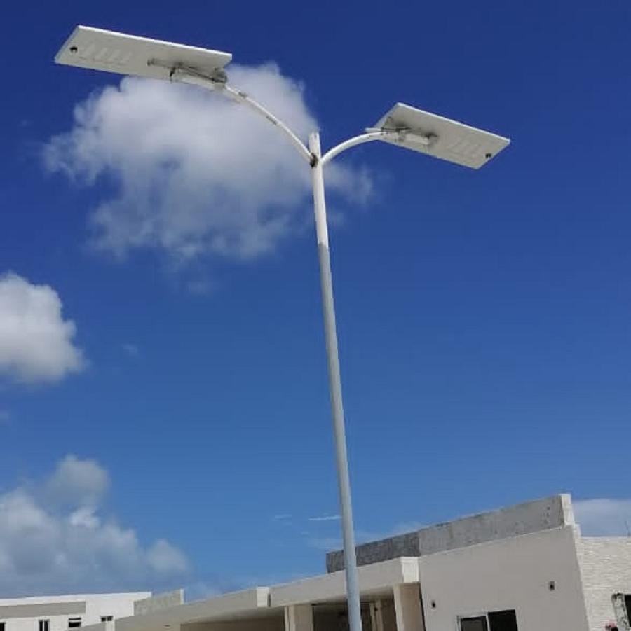  100W Todo en una luz de calle con energía solar en República Dominicana.